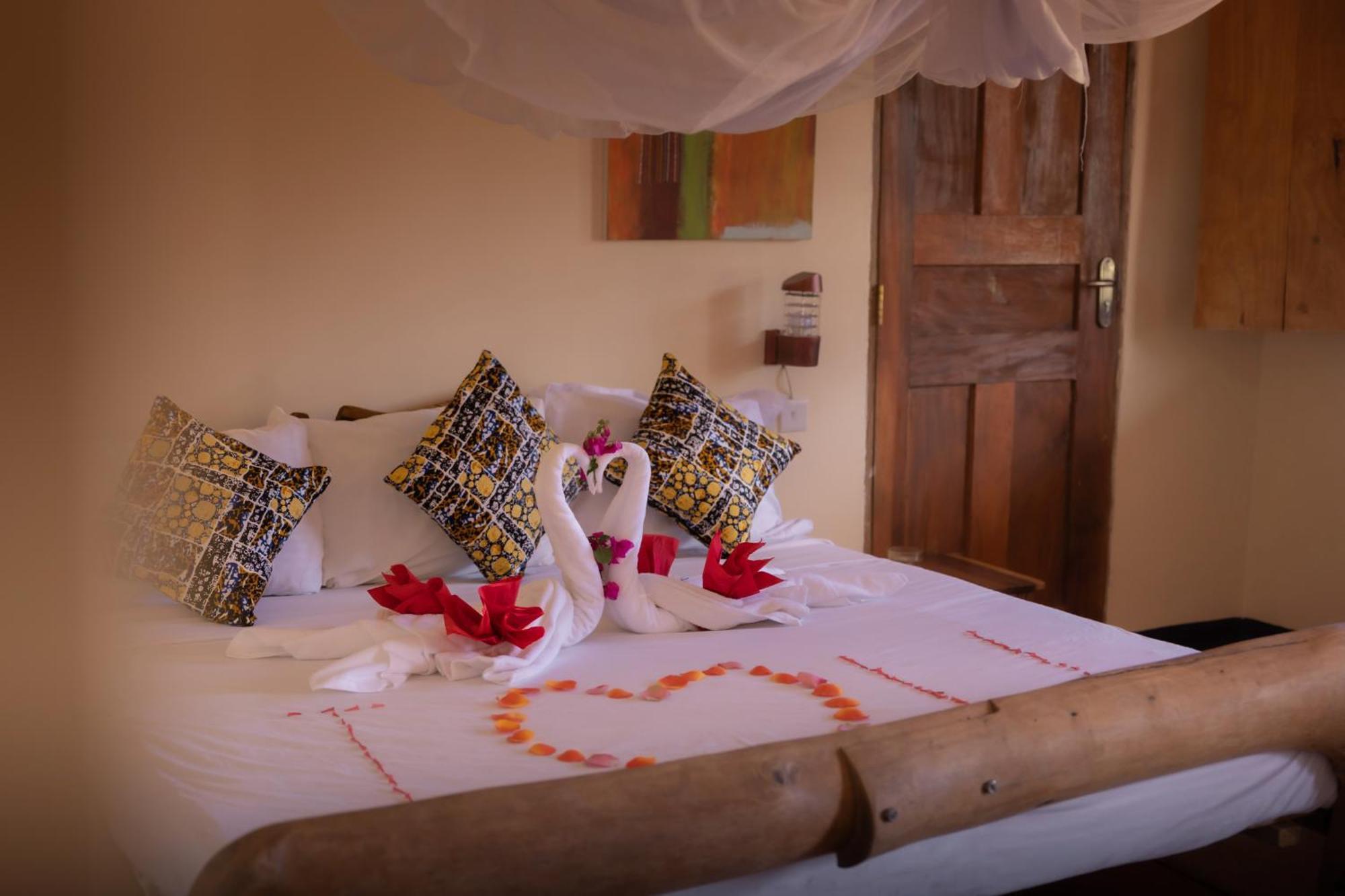 Lake Natron Maasai Giraffe Eco Lodge And Camping Mtowabaga Bagian luar foto