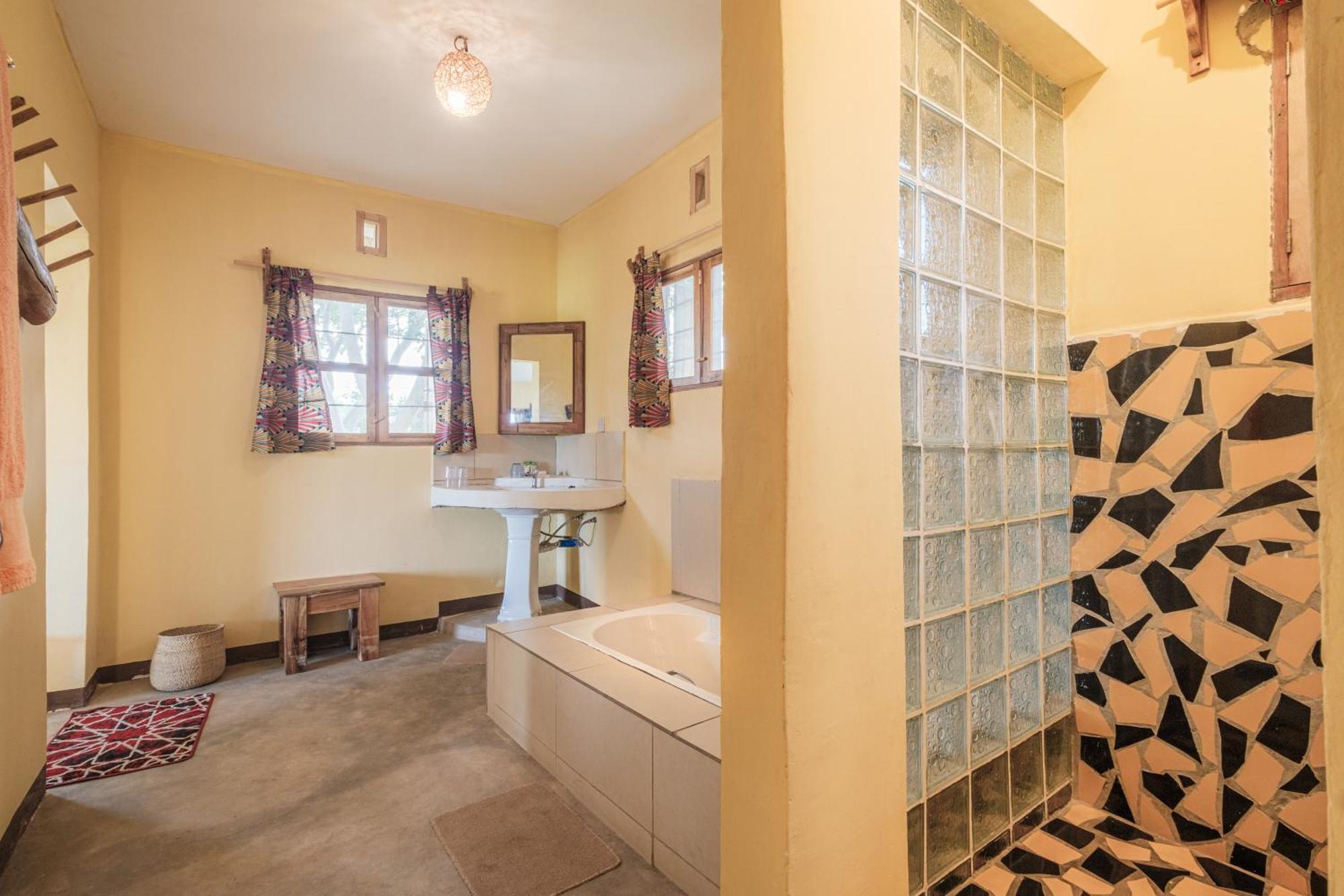 Lake Natron Maasai Giraffe Eco Lodge And Camping Mtowabaga Bagian luar foto